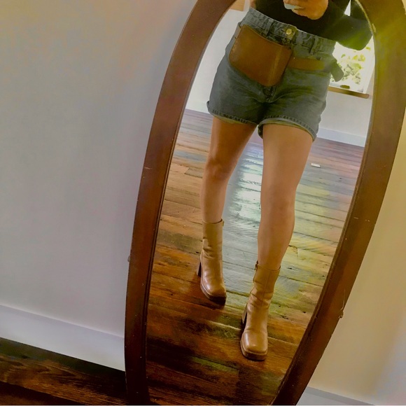 Frye low slung fanny pack. Belt goes up to size XL. Real leather, 70s vibes✨ - Picture 3 of 3